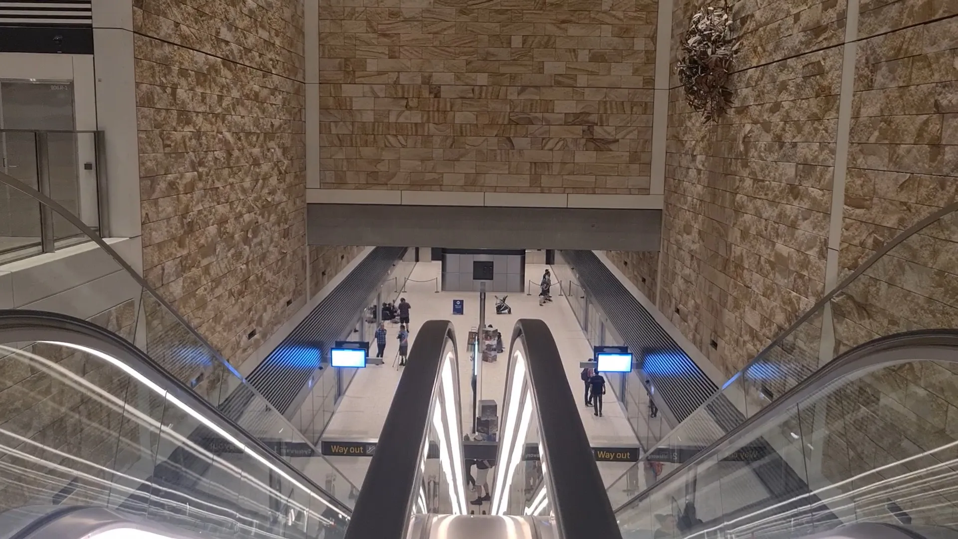 Barangaroo Station Concourse.jpg|A look down to the platforms from the concourse.